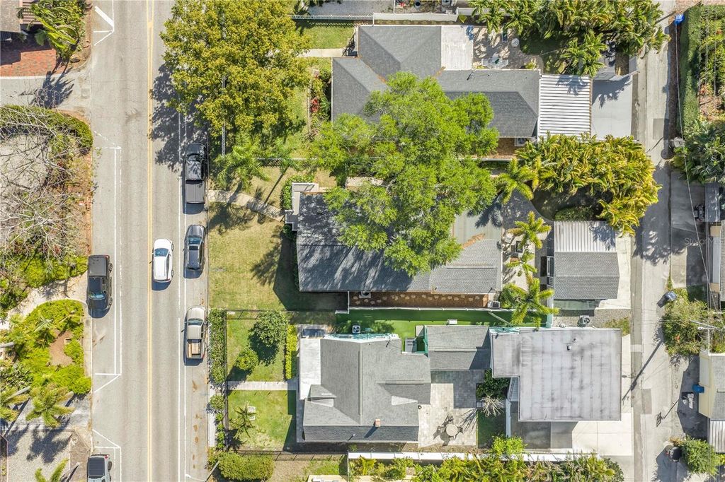 Image 34 of property listing at 126 30TH AVENUE N, St Petersburg, FL 33704