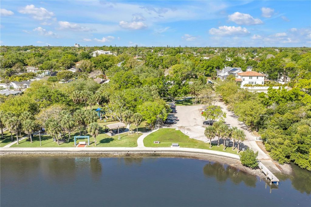 Image 37 of property listing at 126 30TH AVENUE N, St Petersburg, FL 33704