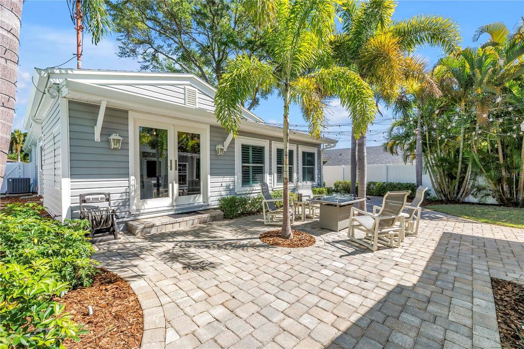 Image 5 of property listing at 126 30TH AVENUE N, St Petersburg, FL 33704