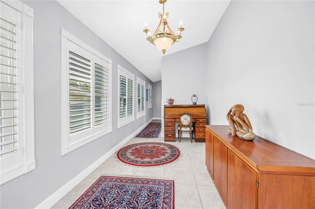 Image 6 of property listing at 126 30TH AVENUE N, St Petersburg, FL 33704