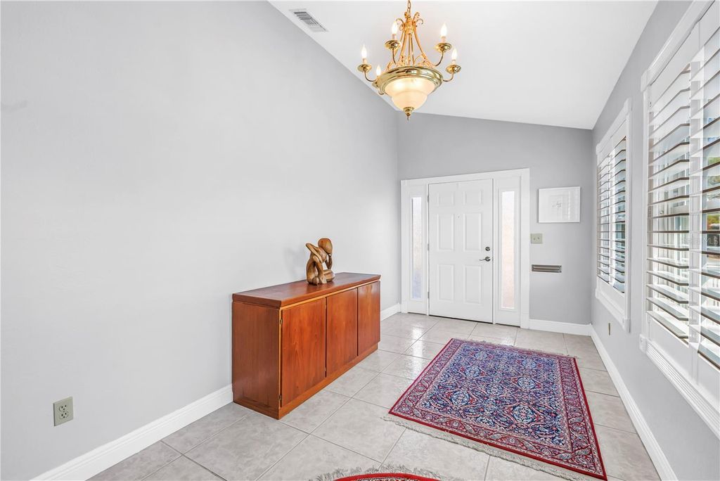 Image 7 of property listing at 126 30TH AVENUE N, St Petersburg, FL 33704