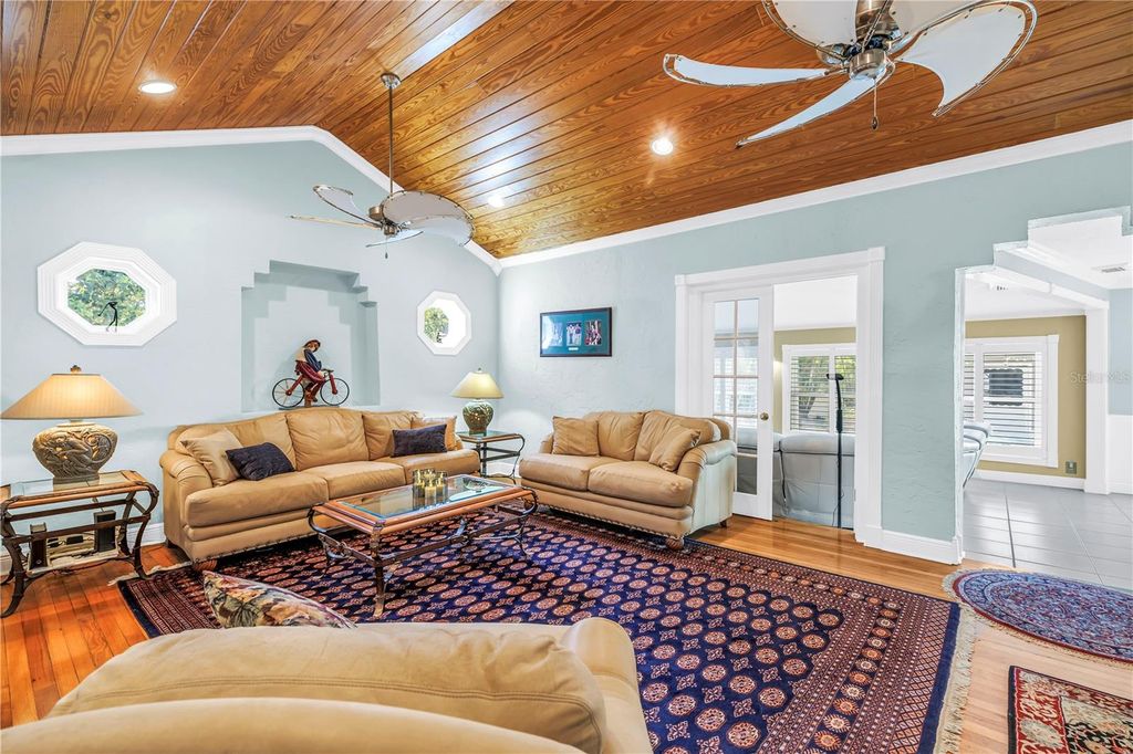 Image 8 of property listing at 126 30TH AVENUE N, St Petersburg, FL 33704