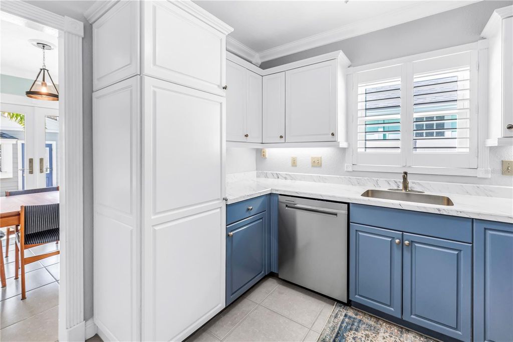 Image 10 of property listing at 126 30TH AVENUE N, St Petersburg, FL 33704