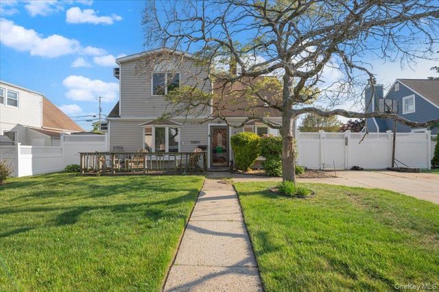42 Haven Lane, Levittown, NY 11756