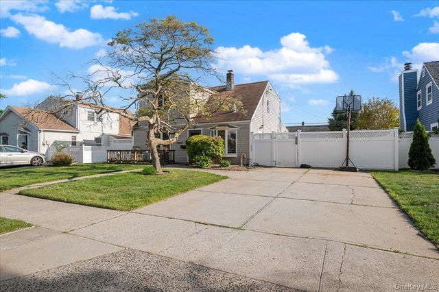 42 Haven Lane, Levittown, NY 11756