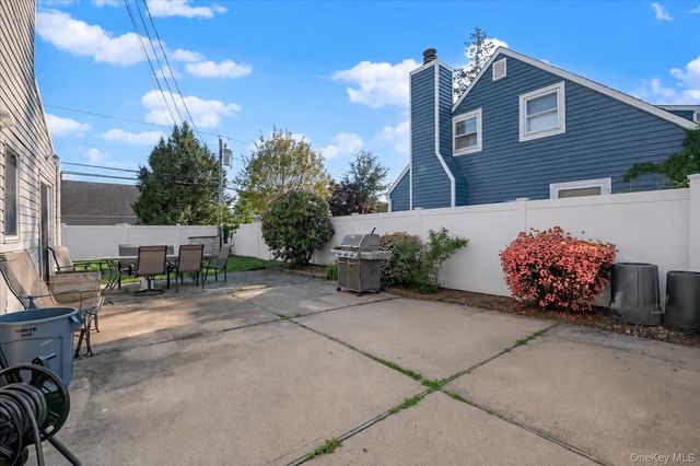 42 Haven Lane, Levittown, NY 11756