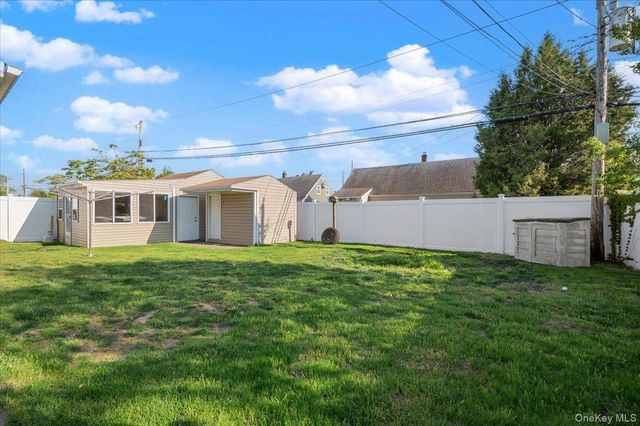 42 Haven Lane, Levittown, NY 11756