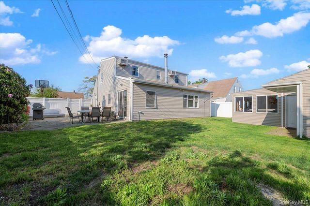 42 Haven Lane, Levittown, NY 11756