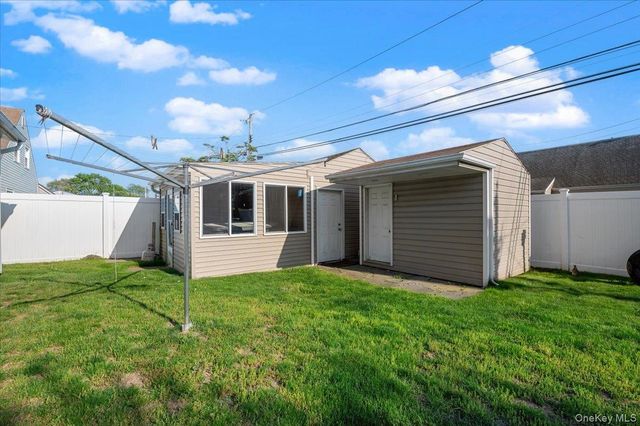 42 Haven Lane, Levittown, NY 11756