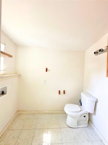 820 Chihuahua ST, Lockhart, TX 78644