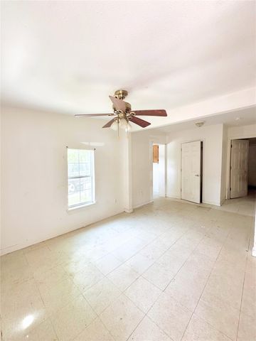 820 Chihuahua ST, Lockhart, TX 78644
