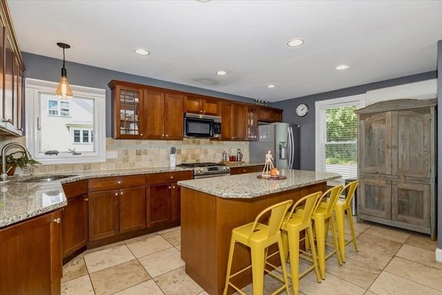 294 Wentworth Ave, Lowell, MA 01852