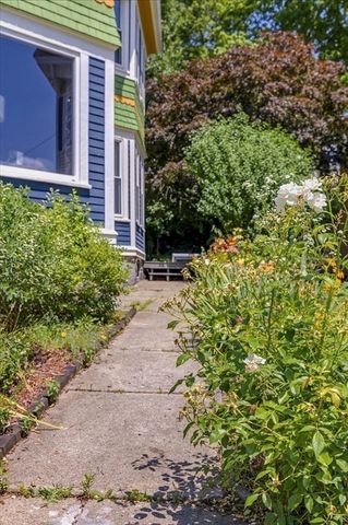294 Wentworth Ave, Lowell, MA 01852