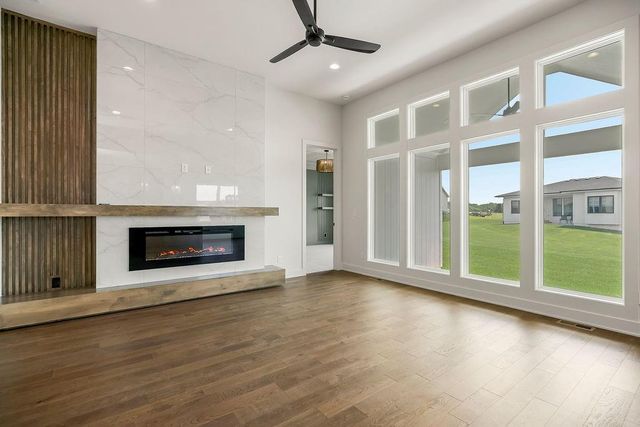 2037 SW Red Barn Lane, Lee's Summit, MO 64082