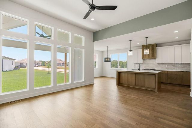 2037 SW Red Barn Lane, Lee's Summit, MO 64082