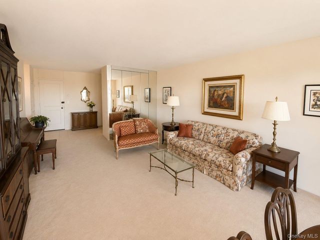 27010 Grand Central Parkway 7G, Floral Park, NY 11005