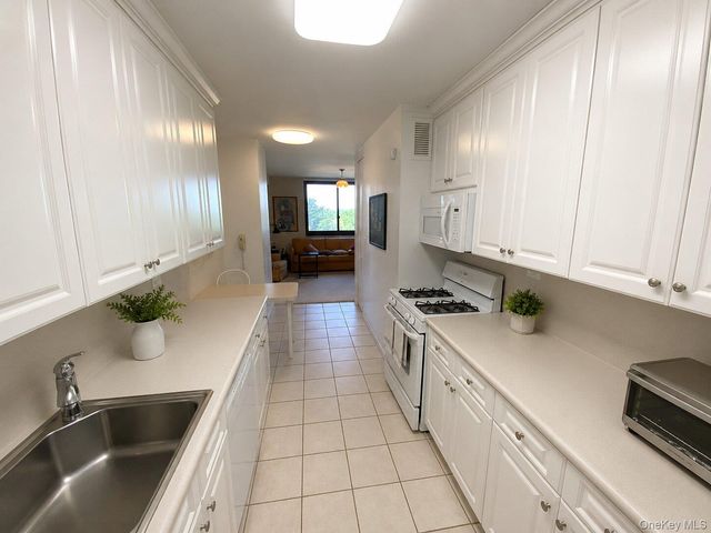 27010 Grand Central Parkway 7G, Floral Park, NY 11005