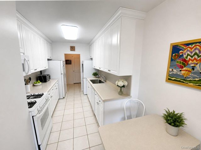 27010 Grand Central Parkway 7G, Floral Park, NY 11005