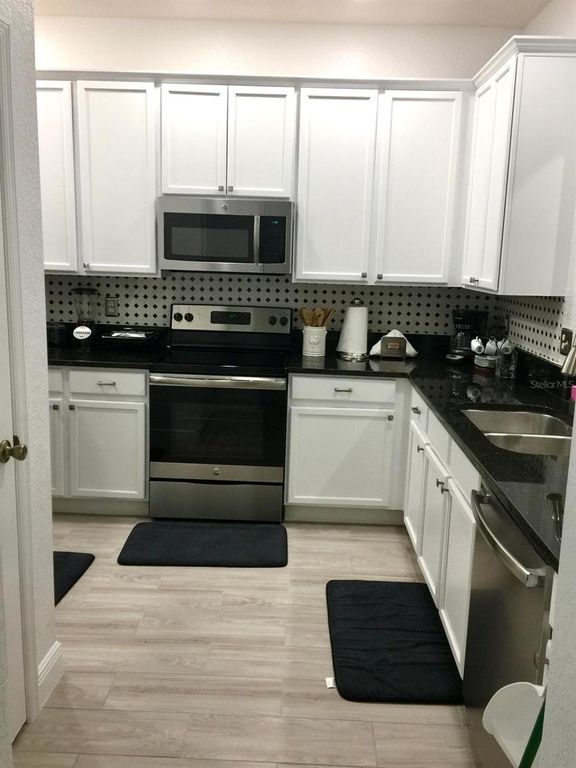 Image 6 of property listing at 2922 ASHLAND LANE S, Kissimmee, FL 34741