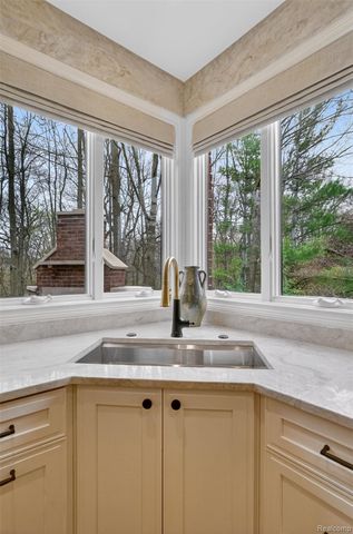 1867 Lincolnshire Drive, Rochester Hills, MI 48309