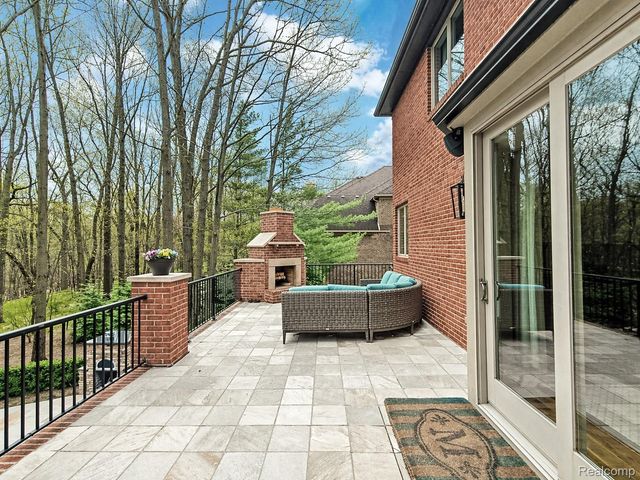 1867 Lincolnshire Drive, Rochester Hills, MI 48309