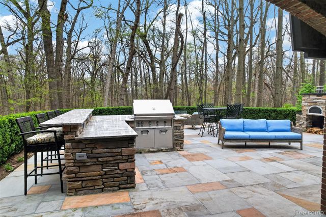 1867 Lincolnshire Drive, Rochester Hills, MI 48309
