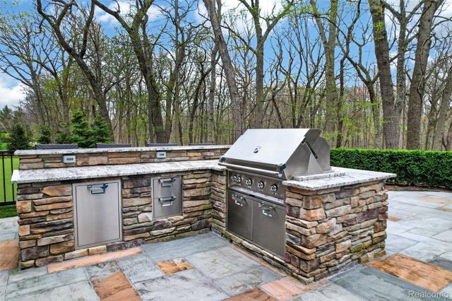 1867 Lincolnshire Drive, Rochester Hills, MI 48309