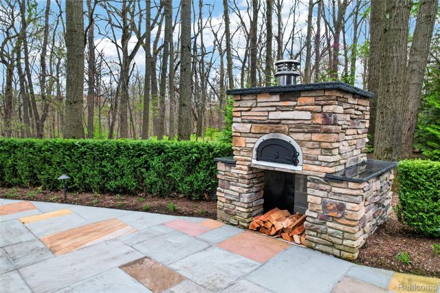 1867 Lincolnshire Drive, Rochester Hills, MI 48309