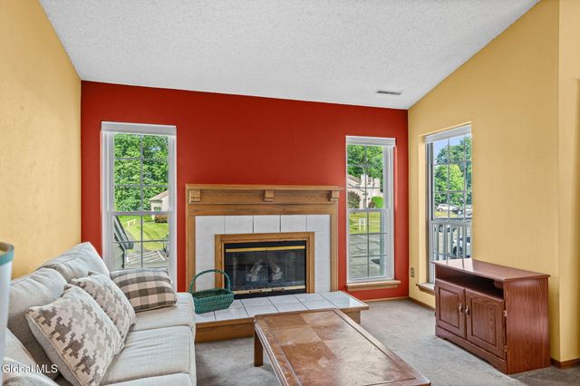 422 Hampton Place Boulevard, North Greenbush, NY 12180