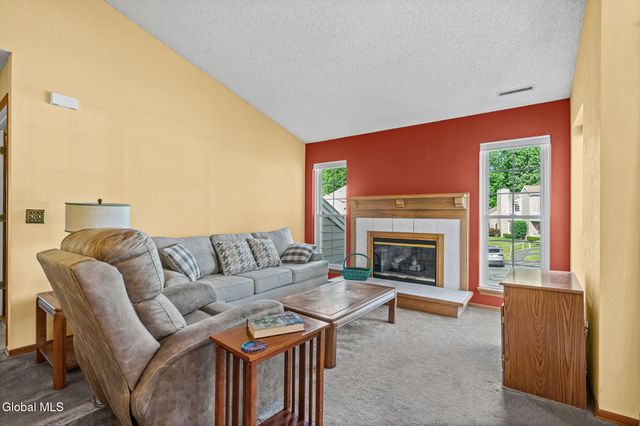 422 Hampton Place Boulevard, North Greenbush, NY 12180
