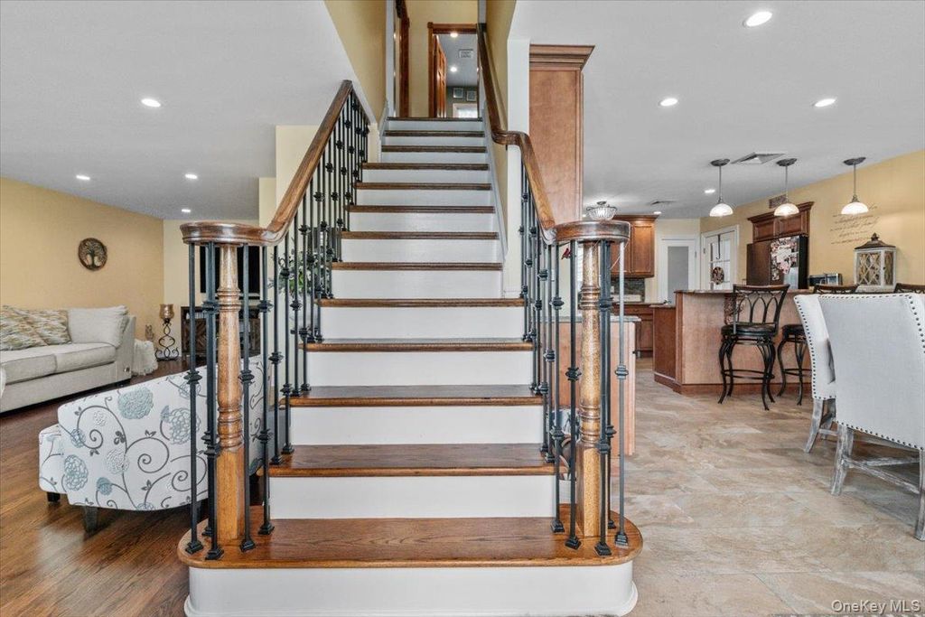 28 Lee Avenue, Bethpage, NY 11714 — photo 2