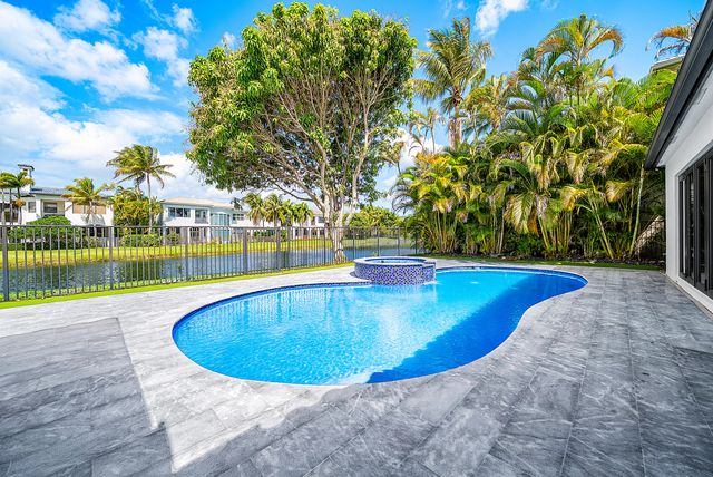 17585 Middlebrook Way, Boca Raton, FL 33496