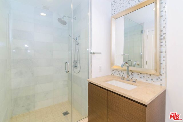 900 W Olympic Boulevard 28C, Los Angeles, CA 90015