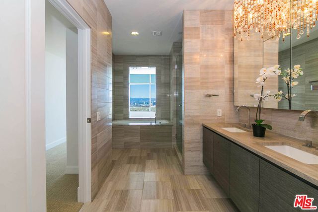 900 W Olympic Boulevard 28C, Los Angeles, CA 90015