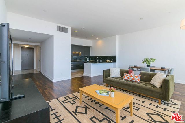 900 W Olympic Boulevard 28C, Los Angeles, CA 90015