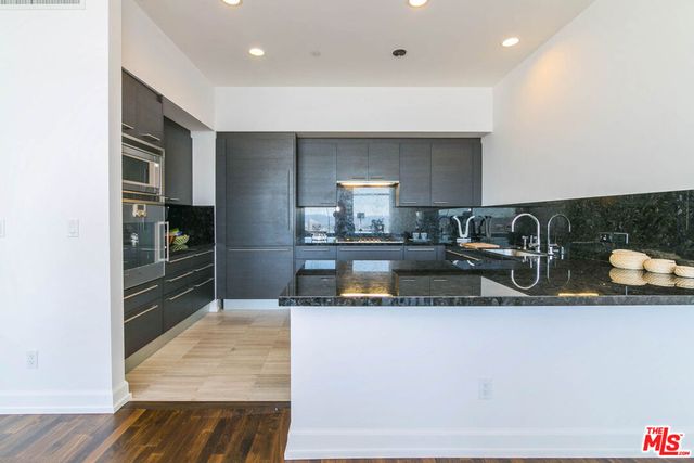 900 W Olympic Boulevard 28C, Los Angeles, CA 90015