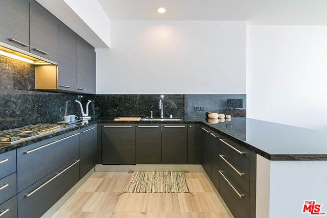 900 W Olympic Boulevard 28C, Los Angeles, CA 90015