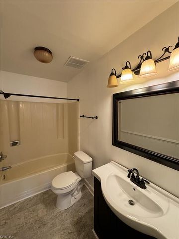 305 Nottaway CT, Chesapeake, VA 23320