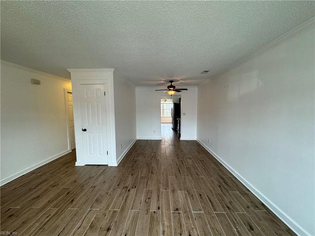 305 Nottaway CT, Chesapeake, VA 23320