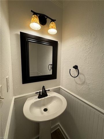 305 Nottaway CT, Chesapeake, VA 23320