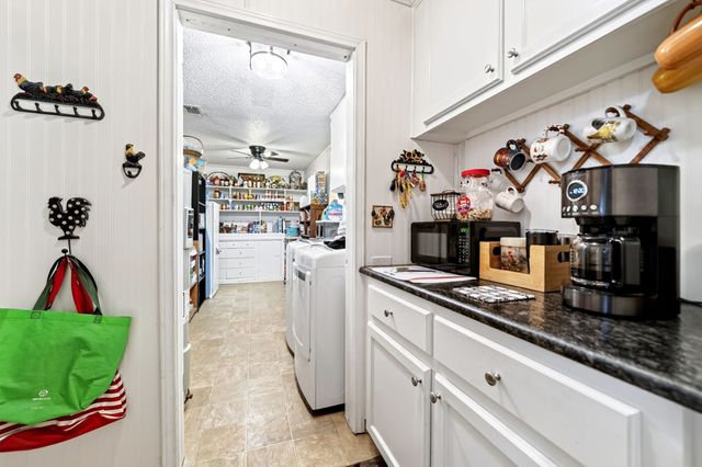 1022 Robin Road, Oak Ridge, TX 75161