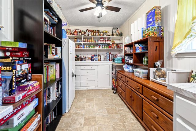 1022 Robin Road, Oak Ridge, TX 75161