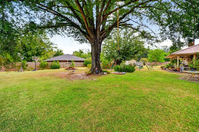 1022 Robin Road, Oak Ridge, TX 75161