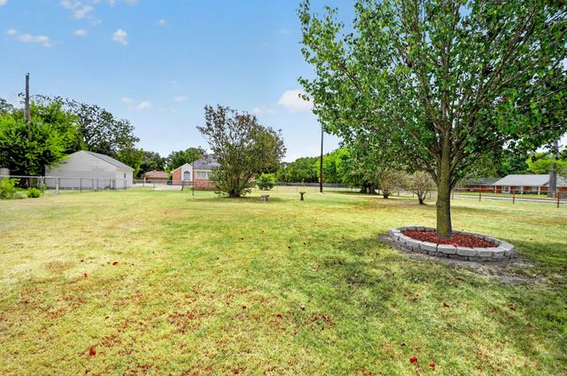 1022 Robin Road, Oak Ridge, TX 75161