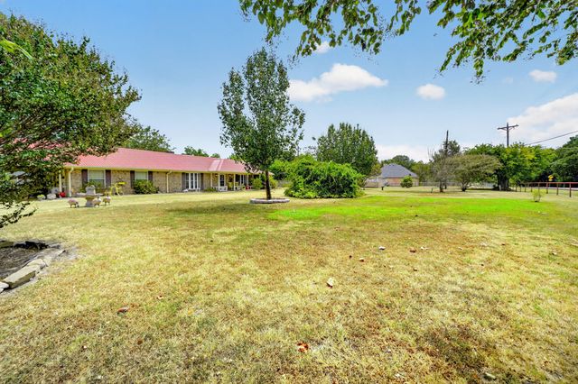 1022 Robin Road, Oak Ridge, TX 75161