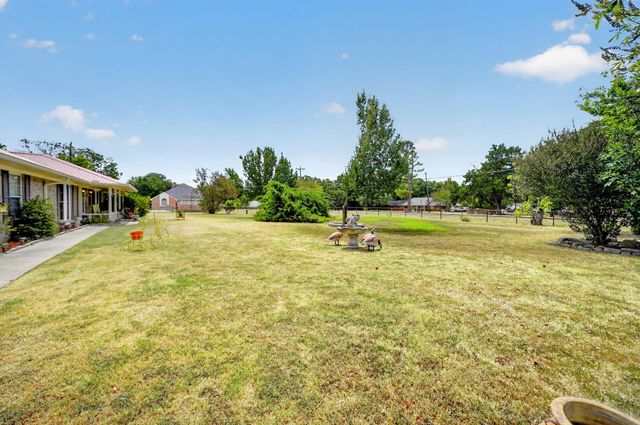 1022 Robin Road, Oak Ridge, TX 75161