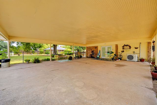 1022 Robin Road, Oak Ridge, TX 75161