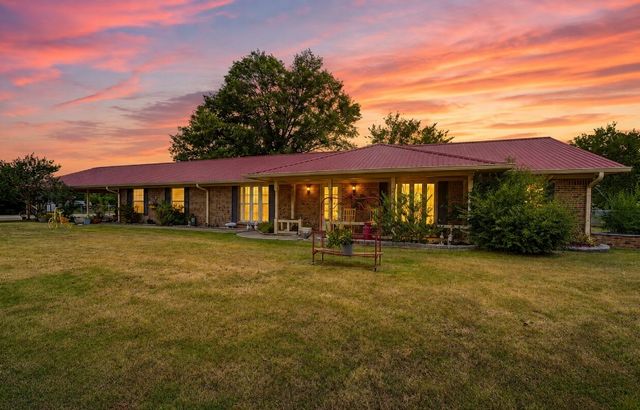 1022 Robin Road, Oak Ridge, TX 75161