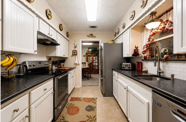 1022 Robin Road, Oak Ridge, TX 75161