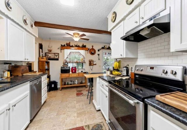 1022 Robin Road, Oak Ridge, TX 75161